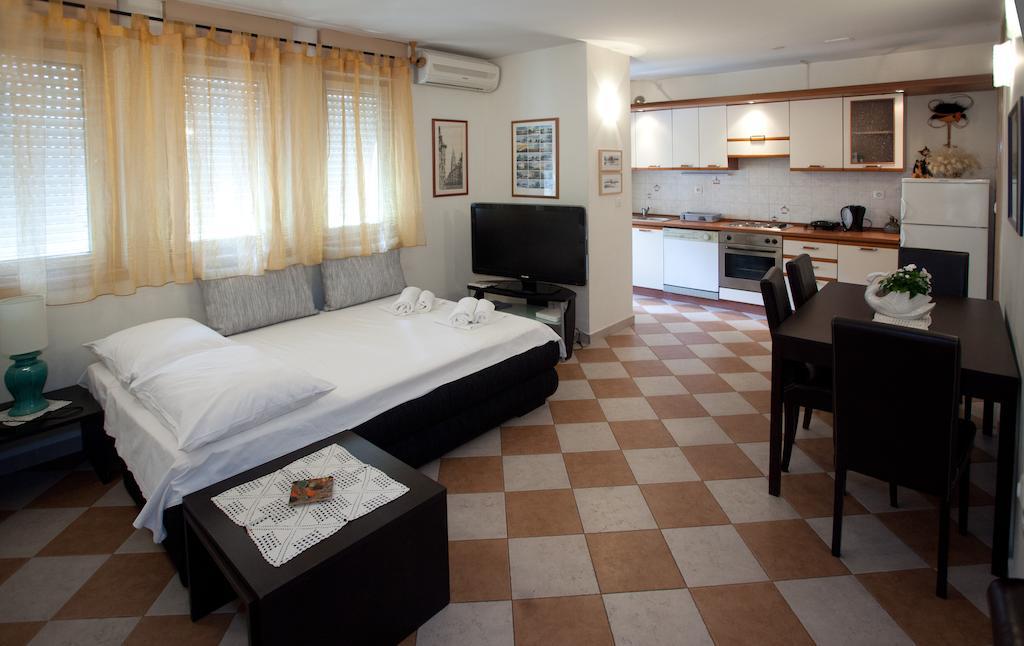 Ideal Location Split Apartments Room photo