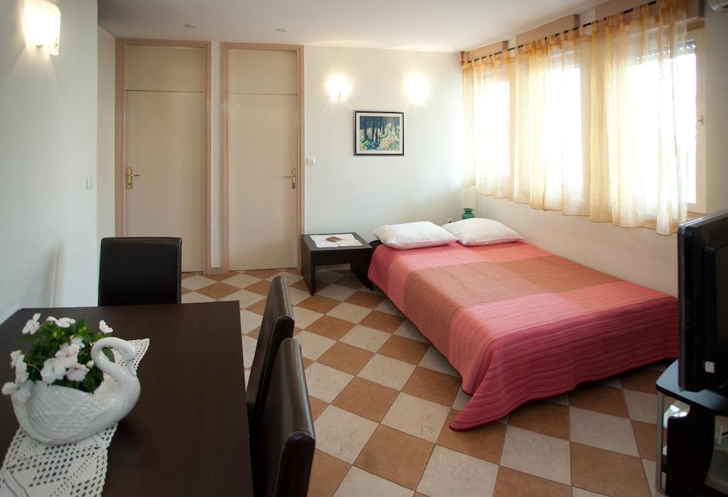 Ideal Location Split Apartments Room photo