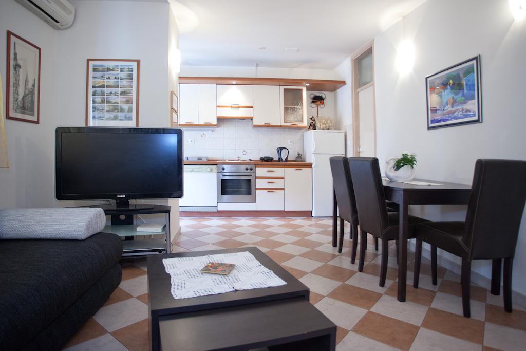 Ideal Location Split Apartments Room photo