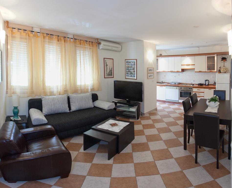 Ideal Location Split Apartments Room photo